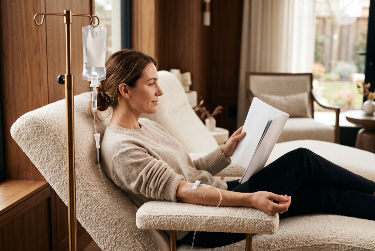 Patientin entspannt im Lounge-Sessel während ihrer Infusion
